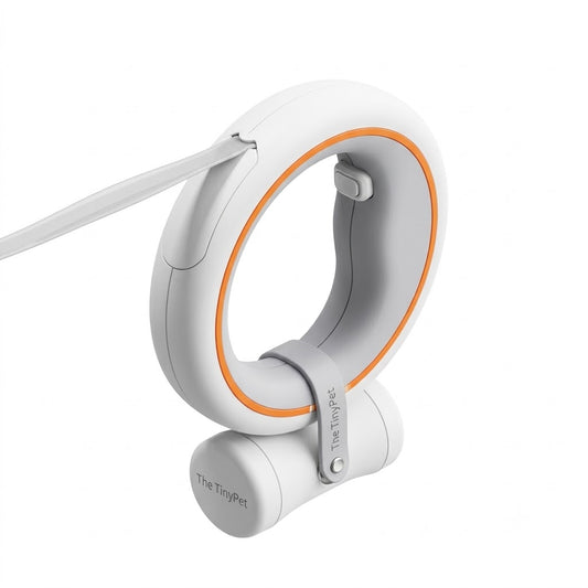 Three-quarter view of the white ring leash showing the grip and clip
