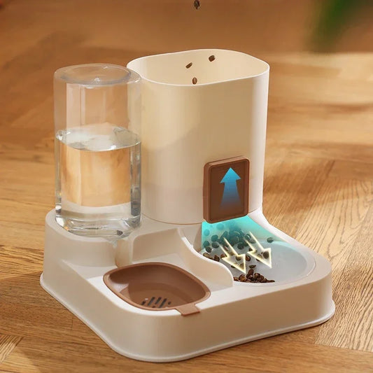 Cut-away view showing water flowing into the bowl and kibble passing the food gate
