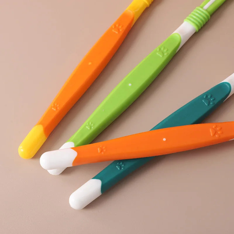 Close-up of the handles with the moulded paw grip